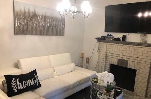 Disston Heights Apartment | 3 Bedroom 817096 by Houzlet