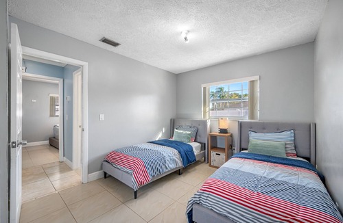 Town N County Park House | 3 bedroom and 2 bathroom with patio and back yard, garage’s not included.