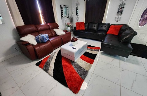 North Lauderdale House | 3 Bedroom House with King Bed