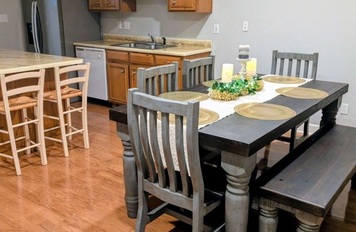 Albany House | 3-bedroom house in awesome Albany with cool AC for relaxing stay
