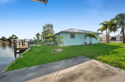 Matlacha House | 3-bedroom house in peaceful Matlacha & boat dock & pool table