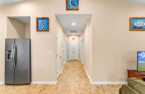 Eastpoint House | 3-bedroom house with Hot Tub and Game Room in Eastpoint, 10 minute drive to SGI