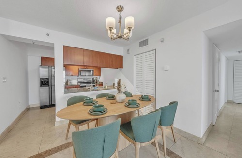 Brickell Apartment | 3 Bedroom Penthouse Direct Bay Views - 3 King Beds - Sleeps up to 8 People