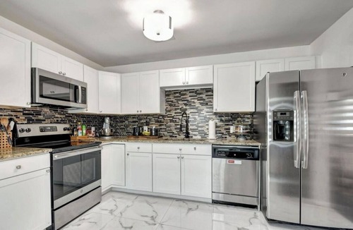 Greenacres House | 3 bedroom pool house in beautiful West Palm Beach with WiFi, AC. Near Airport!
