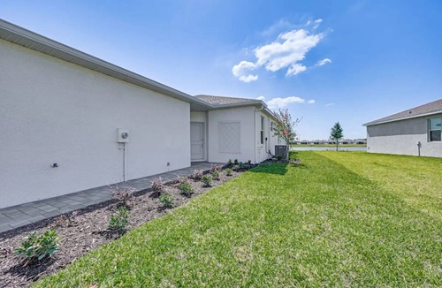 Englewood House | 3-bedroom townhome lakeview, pool and near beaches