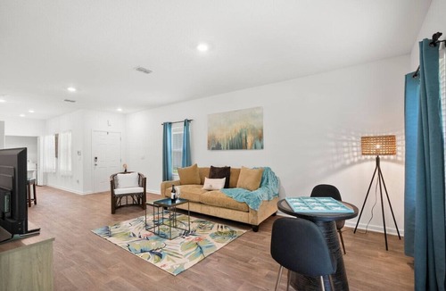 Baymeadows House | 3-Bedroom Townhome near Mayo Clinic