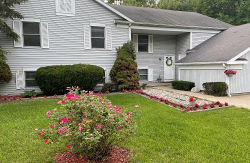 Ridgemoor Apartment | 3 bedrooms, 2 bath, 4 beds Townhouse