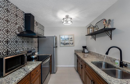 Tampa House | 【3 Bedrooms/Firepit/Private Outdoor Dining Area/Local History Themed/Sleeps 7!】