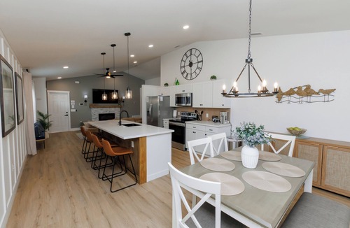 Sandalwood House | 3-BR Family Retreat near Mayo Hospital & Jax Beaches