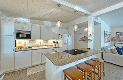 Villa Segunda House | 3 BR Gulf View Beach Home | Steps to the Gulf | Dog Friendly | Rooftop Deck
