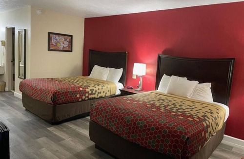 Perry Hotel | 3 Double Queen Rooms near Freedom Field | Free Parking, Breakfast & Pool Access