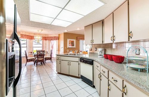 Spring Hill House | 3 Mi to Weeki Wachee Springs SP: Poolside Oasis!