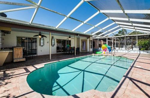 Spring Hill House | 3 Mi to Weeki Wachee Springs SP: Poolside Oasis!