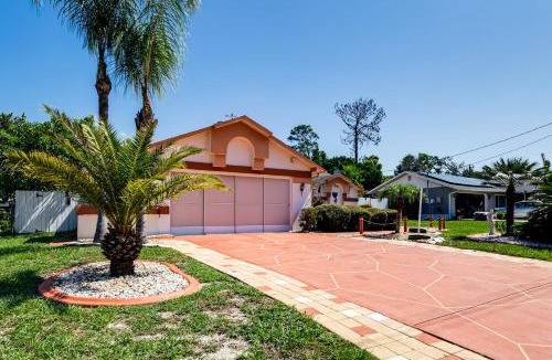 Spring Hill House | 3 Mi to Weeki Wachee Springs SP: Poolside Oasis!