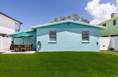 Mid Island House | 3 min walk to the Beach! Fenced in back yard.