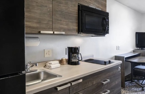 Deep Creek Hotel | 3 Minimalist Units w/Full Kitchenette & Free Parking | 4.8 Mi to Harborwalk