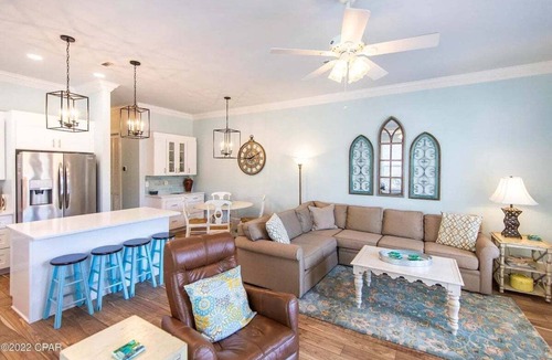 Fort Bay House | 3 mins walk to Beach! Guest Beachfront Pool!