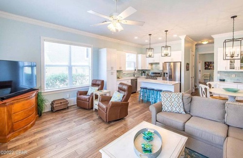 Fort Bay House | 3 mins walk to Beach! Guest Beachfront Pool!