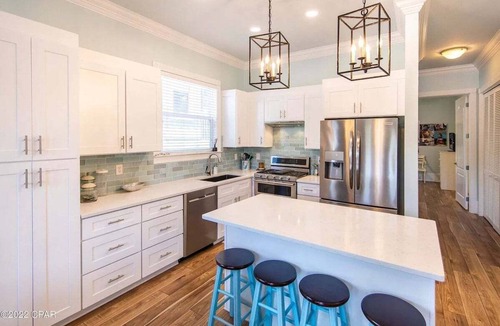 Fort Bay House | 3 mins walk to Beach! Guest Beachfront Pool!