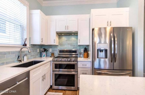 Fort Bay House | 3 mins walk to Beach! Guest Beachfront Pool!