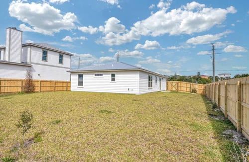 Butler Beach House | 3 minute walk to the beach, outdoor shower, pet friendly, close to downtown