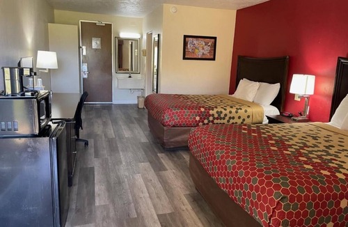 Perry Hotel | 3 Pet Friendly Rooms Near The Swanson | Free Parking & Indoor Pool Access