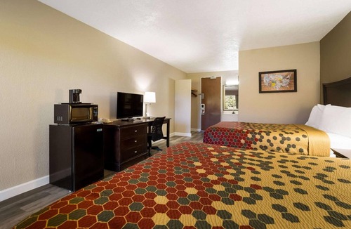Perry Hotel | 3 Pet Friendly Rooms Near The Swanson | Free Parking & Indoor Pool Access