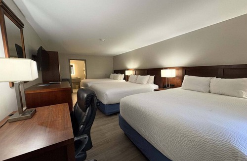 Hampton Hotel | 3 Queen Bed | Hampton