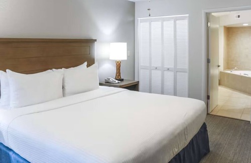 Kissimmee Hotel | 3 Relaxing 2BR King & Twin Suite Full Kitchen Near Theme Parks Orlando Area