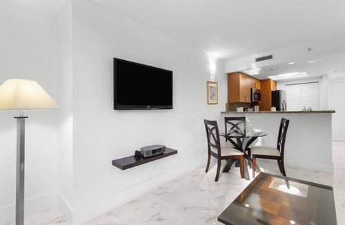 Coconut Grove Hotel | 3 Relaxing Units| Spacious Flat with Gym & Steam Room | 2.0 mi to Miracle Mile