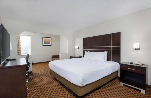 Graysville Hotel | 3 Separate Hotel Bedrooms with 2 Queen Beds in each room with attached bathroom