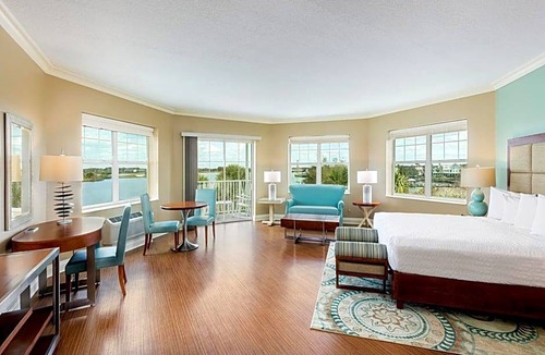 Lake Sumter Landing Hotel | 3-Star Hotel ∙ The Waterfront Inn