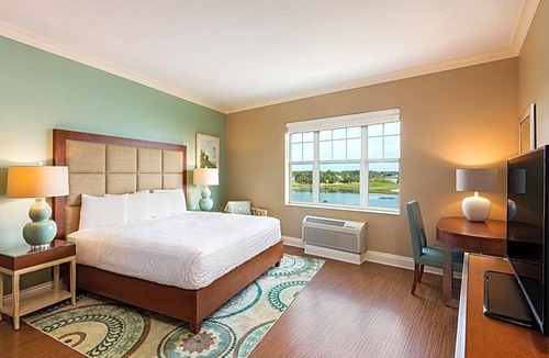Lake Sumter Landing Hotel | 3-Star Hotel ∙ The Waterfront Inn