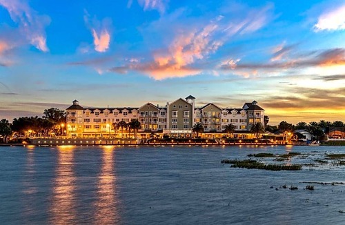 Lake Sumter Landing Hotel | 3-Star Hotel ∙ The Waterfront Inn