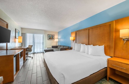 Seabreeze Park Hotel | 3 Units | Oceanfront Comfort with Pool Near Shops, Dining & Attractions