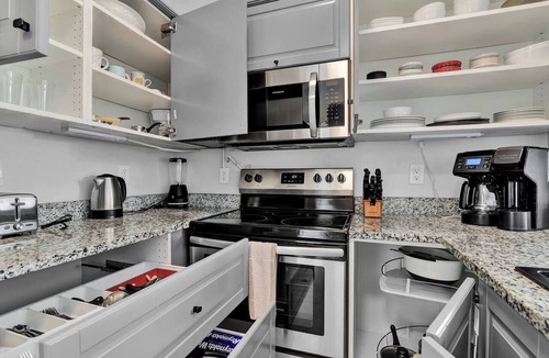 Mission Bay Apartment | 340C - Boca Retreat w/Pool, Parking, Near Evert Tennis & Shops