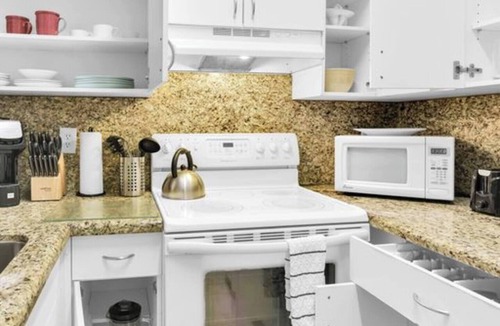 Mission Bay Apartment | 360D - Boca Retreat w/Pool, Parking, Near Evert Tennis & Shops
