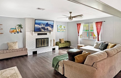 Mary Esther House | 3B/2ba Private Tiki Bar Retreat - Family and Pet Friendly