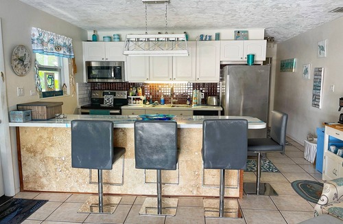 Key Colony Beach House | 3Bedroom 2Bath~Ice Machine~Kayaks~PaddleBoard~Fishing~Swim Spa~Cabana Club~Bikes