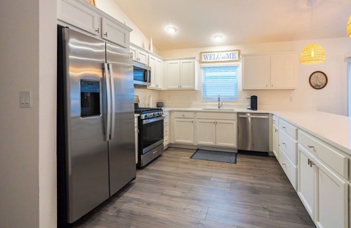 Sumter County House | 3BR 2B Courtyard Villa with Golf Cart & E-Bikes! Next to Eastport!
