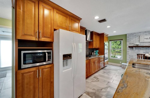 Clearwater House | 3BR | Pool + Hot Tub | Lake View Backyard | 12 Min PIE Airport | Sleeps 9