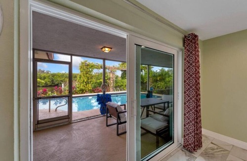 Clearwater House | 3BR | Pool + Hot Tub | Lake View Backyard | 12 Min PIE Airport | Sleeps 9