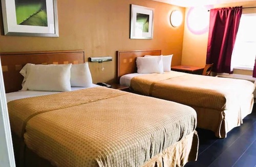 Governor's Walk Hotel | 4 Affordable Group-Friendly Rooms - A mile away from The Grove Museum