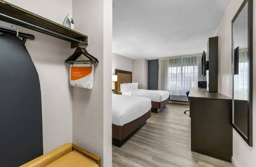 Brewerton Hotel | 4 Affordable Units Near Hikes, Parks, & Syracuse Destinations | Free Breakfast