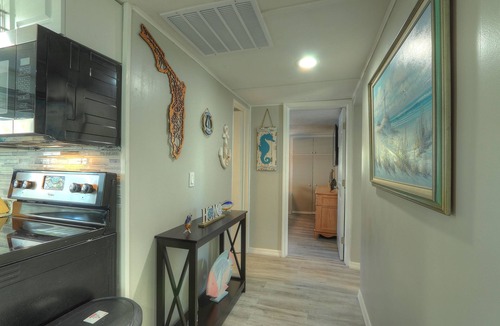 Weeki Wachee Gardens House | 4 Bedroom Farmhouse On The River 2
