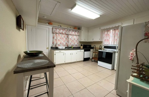 Valdosta House | 4-bedroom house in peaceful Valdosta 4 queen beds, 3 sofa beds w/full amenities