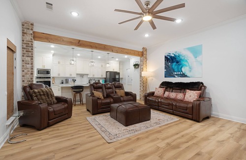 Petal House | 4-Bedroom Modern Luxury Haven Near Central Attractions