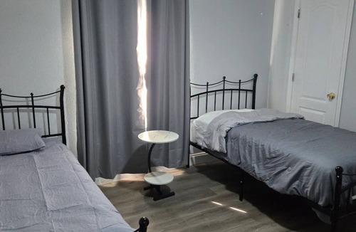 University House | 4-bedroom townhome close to USF, downtown,Buschgarden and adventure island