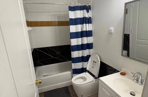 University House | 4 Bedroom Townhouse - Minutes to USF, Busch Gardens, Ybor City, and Casino