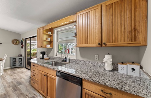 Stuart House | 4 bedroom Tropical Getaway with optional Pontoon Tours